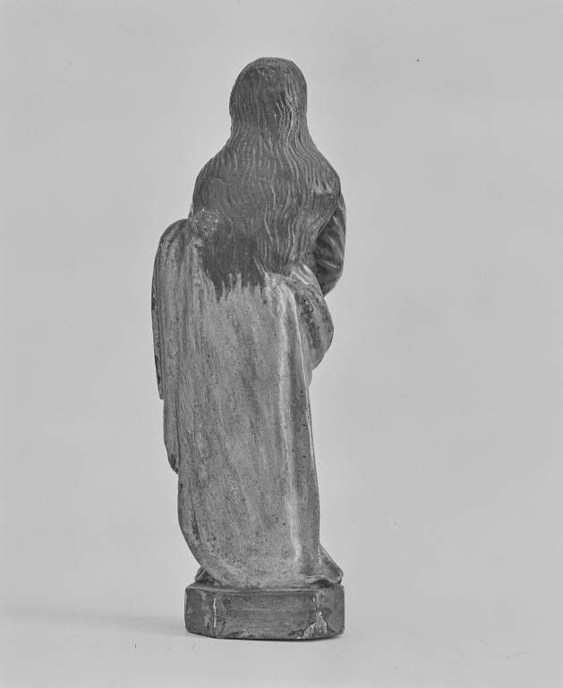 Détail de la statuette : revers.