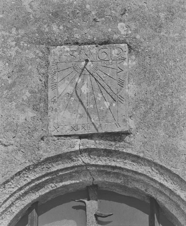 Chapelle droite, cadran solaire.