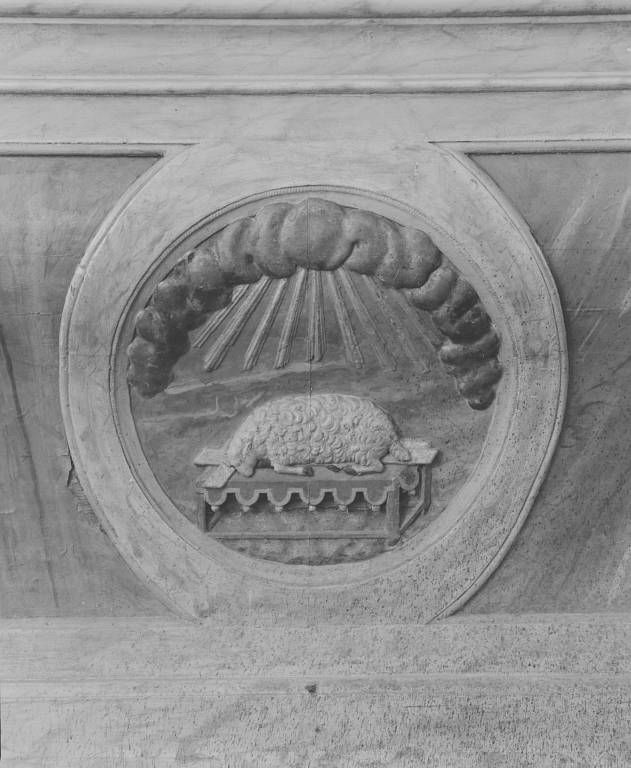 Façade de l'autel, détail : médaillon avec la représdentation de l'Agneau mystique.