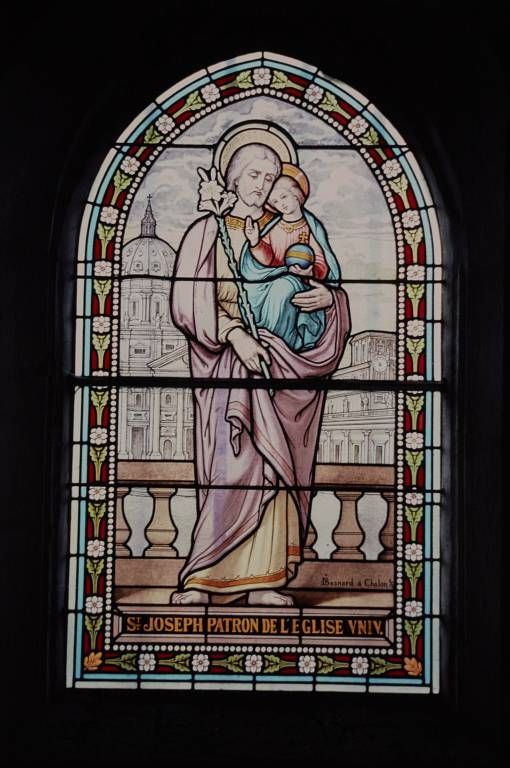 Vitrail de la 1ère travée de la chapelle gauche : saint Joseph portant l'Enfant Jésus.