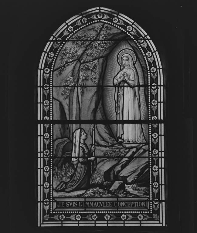 Vitrail de la 2ème travée de la chapelle gauche : apparition de la Vierge à Lourdes.