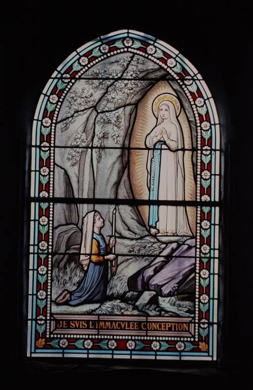 Vitrail de la 2ème travée de la chapelle gauche : apparition de la Vierge à Lourdes.