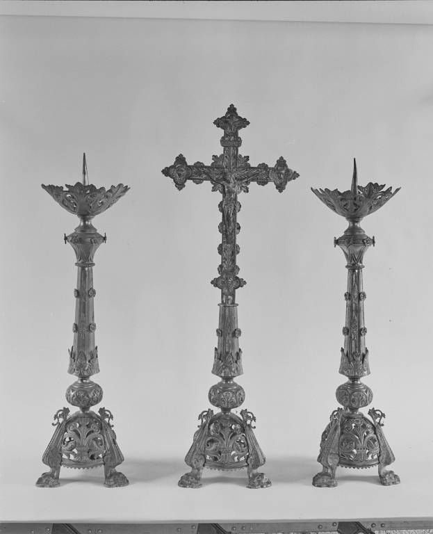 Croix d'autel et deux chandeliers d'autel.