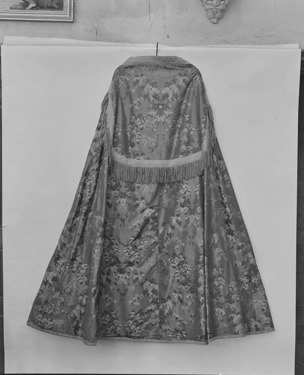 Ensemble de deux chapes : chape verte et chape blanche