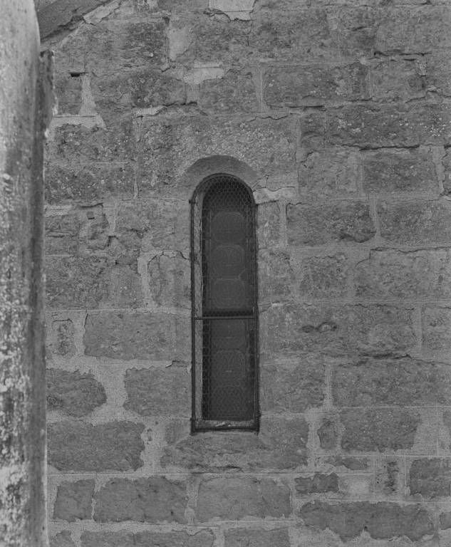 Chapelle gauche du choeur : fenêtre du mur latéral.