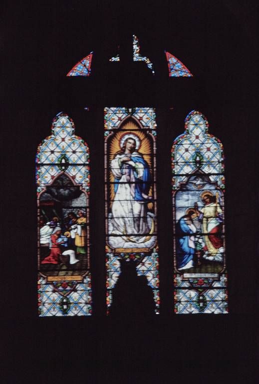 Vue d'ensemble des vitraux du choeur.