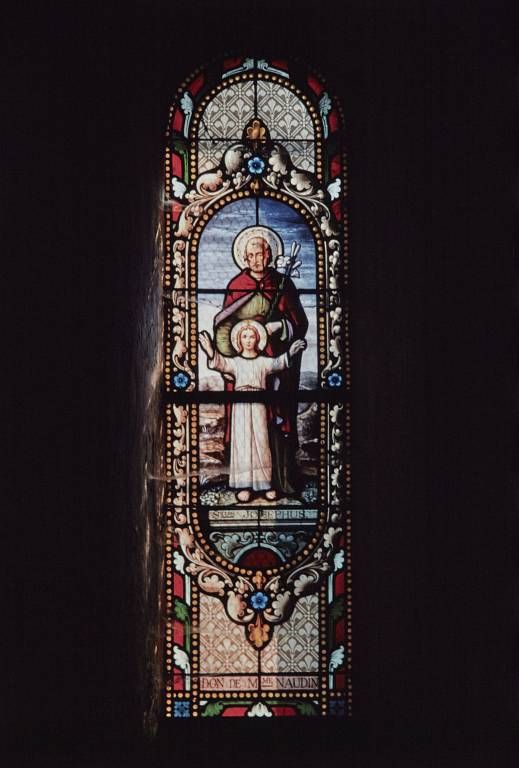 Vitrail de la chapelle droite.