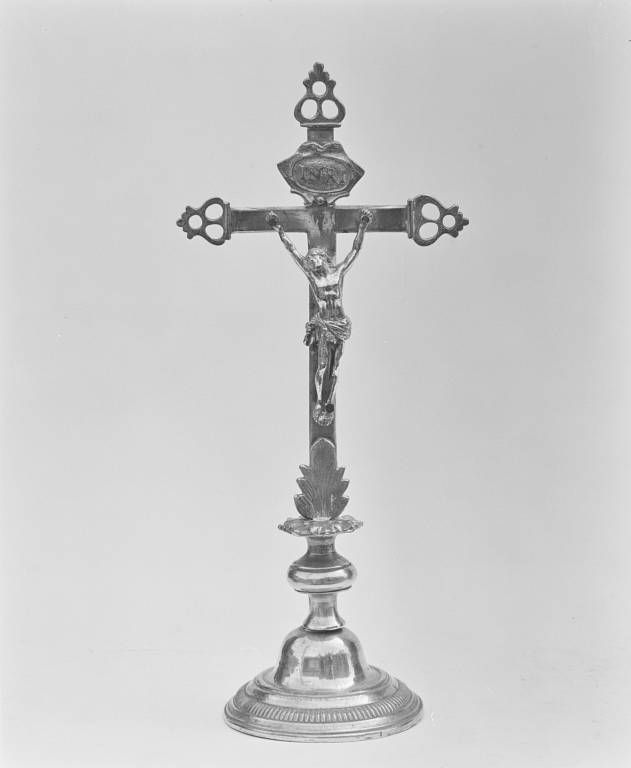 Croix d'autel : vue d'ensemble.