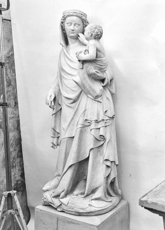 Statue : Vierge à l'Enfant écrasant le démon