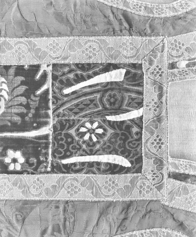 Chasuble, détail : pièce de tissu ancien consevée sur le devant.