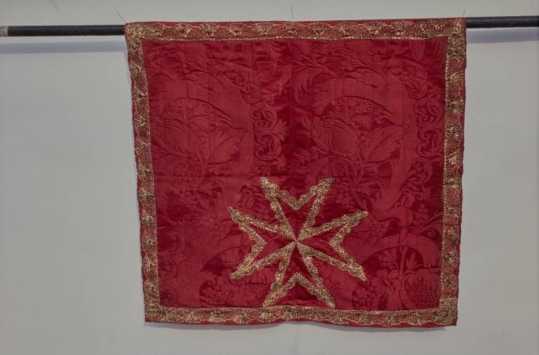 Chasuble et voile de calice (ornement rouge)