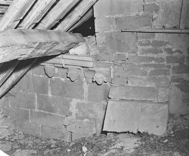 Détail du mur gauche du choeur, vue depuis le comble de la chapelle gauche : têtes 11, 12 et 13, et vestige d'un contrefort.