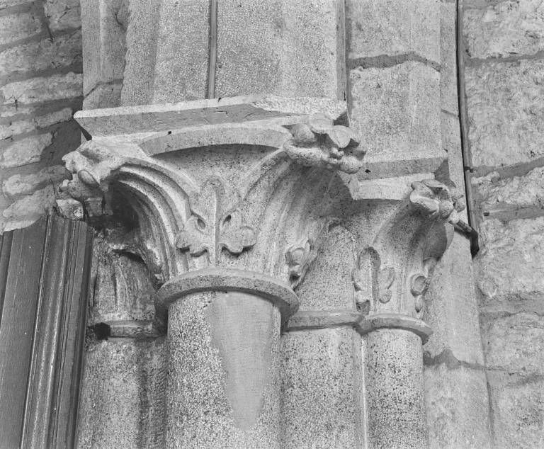 Pilier situé entre l'avant-choeur et le choeur : détail des chapiteaux.