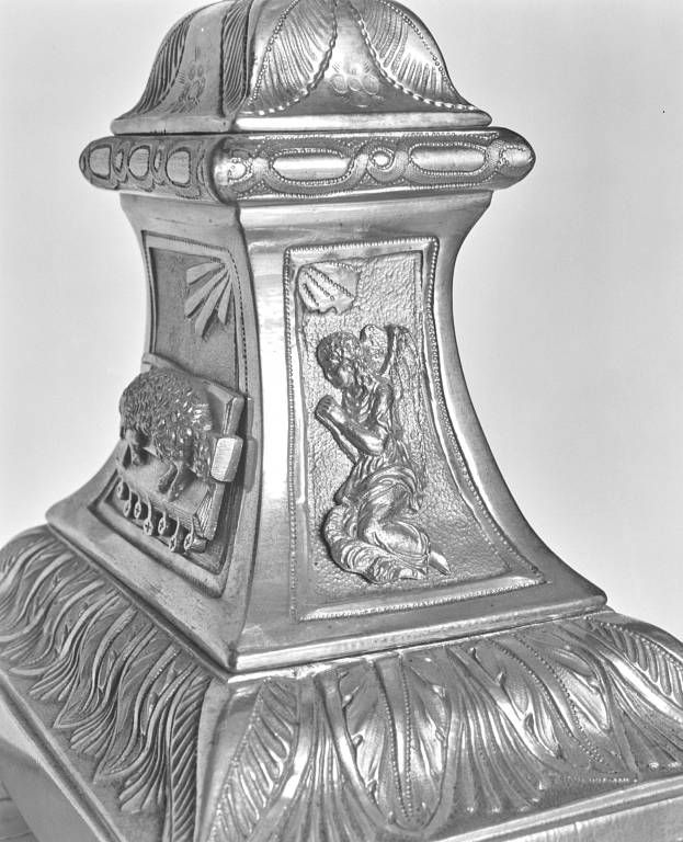 Détail : décor du pied (face droite).
