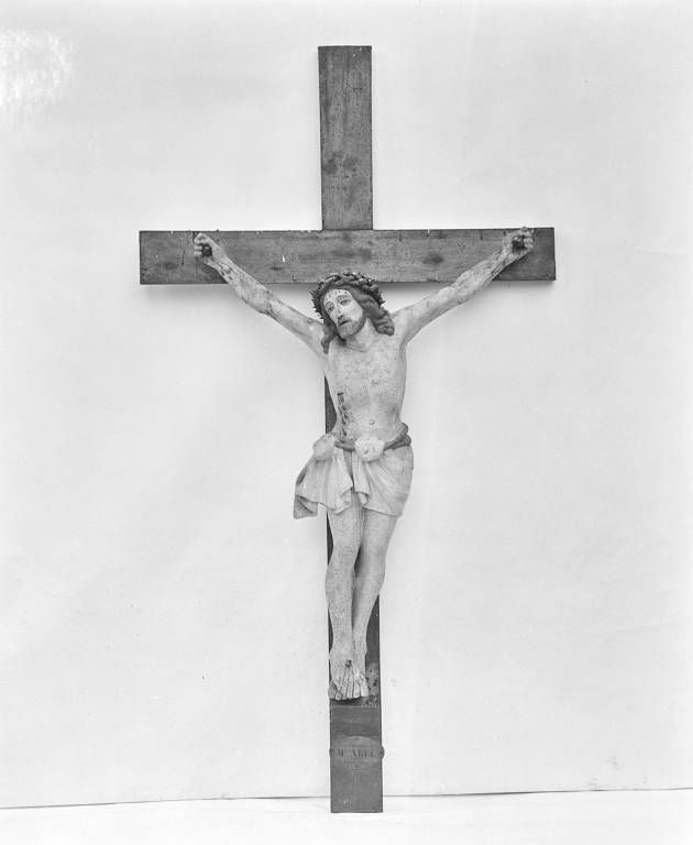 Statue : Christ en croix, face.