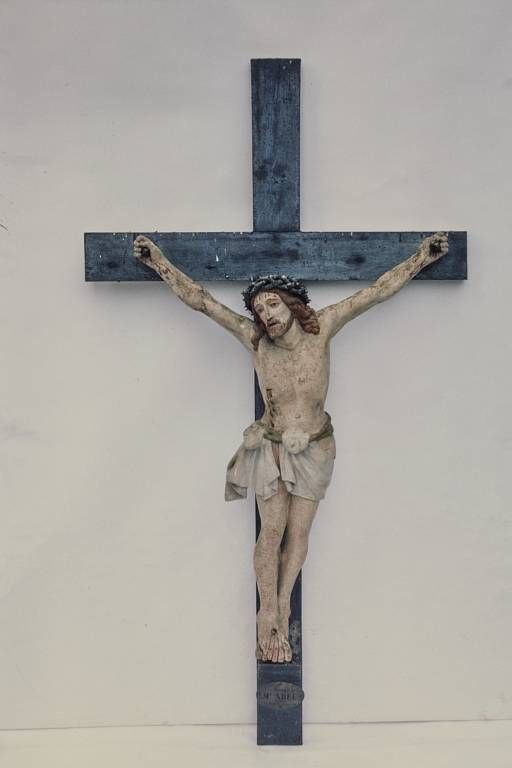 Statue : Christ en croix, face.