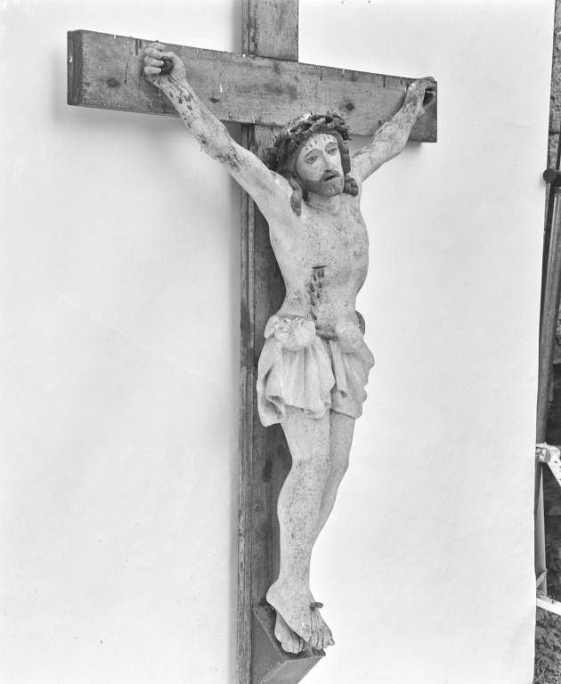 Statue : Christ en croix,  trois-quarts droit.