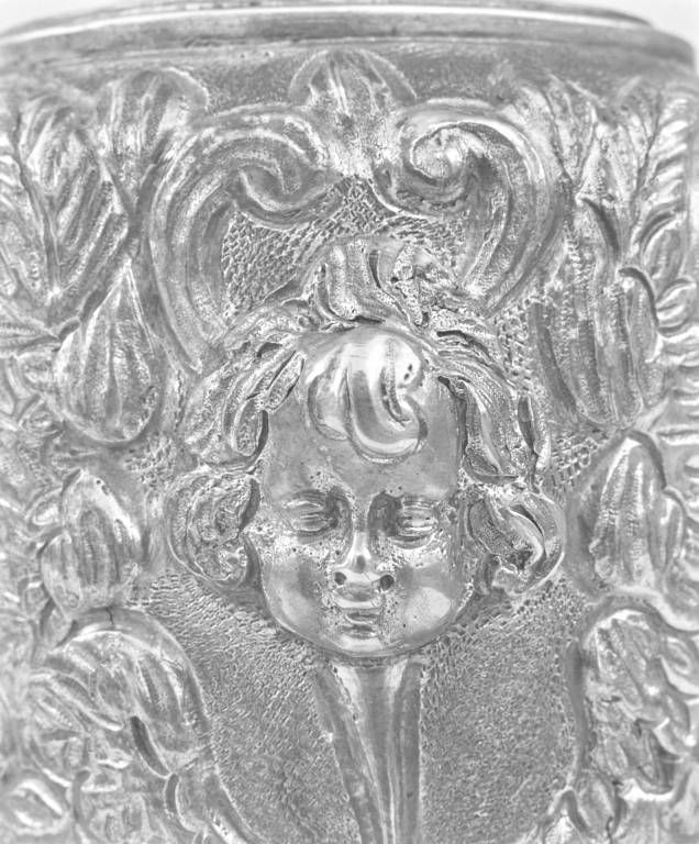 Détail : tête d'ange du noeud.