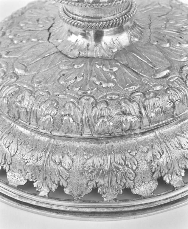 Détail : décor du pied.