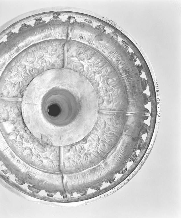 Détail : inscription sous le pied.