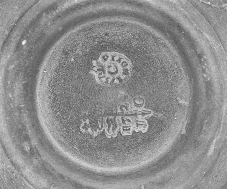 Burette, détail : poinçons.