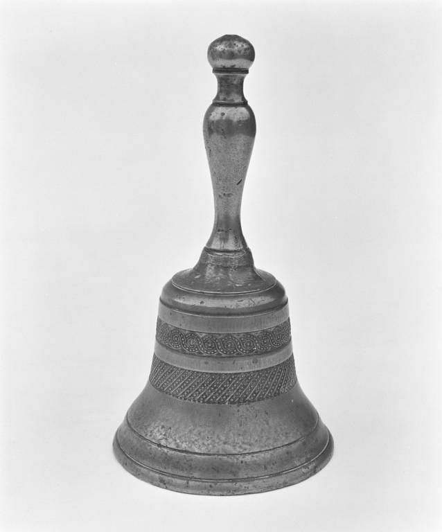 Clochette d'autel : vue d'ensemble.