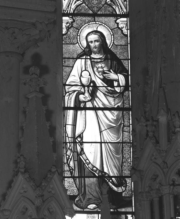 Verrière du choeur : Sacré-Coeur.