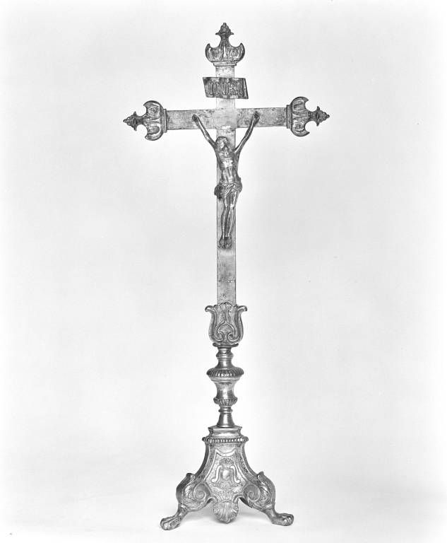 Croix d'autel : vue d'ensemble.