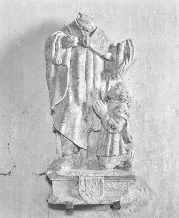 Groupe sculpté : saint évêque et donateur