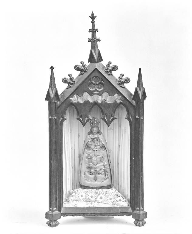 Statuette dans une vitrine : Vierge à l'Enfant dite Notre-Dame de Miséricorde