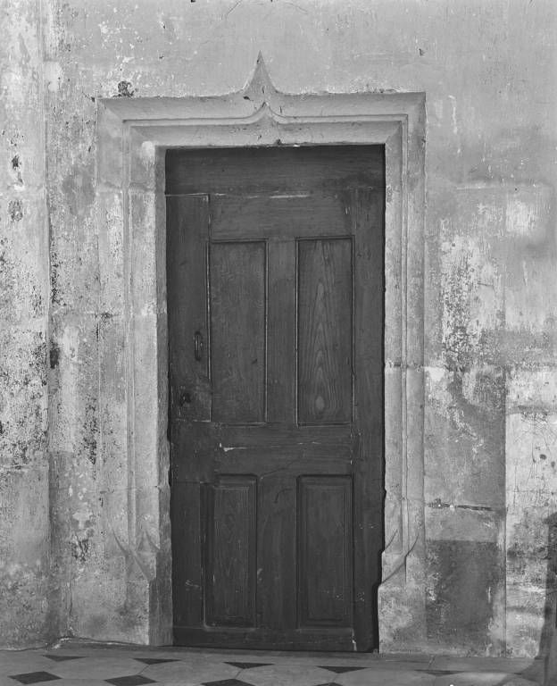 Choeur, porte de la sacristie (mur droit).