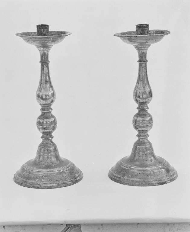 Paire de chandeliers d'acolyte