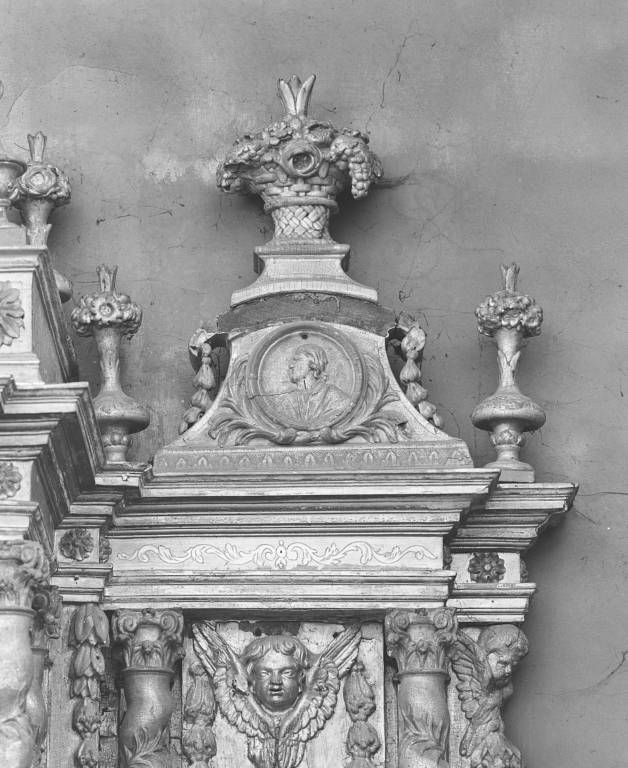 Tabernacle, détail : couronnement de l'aile droite.