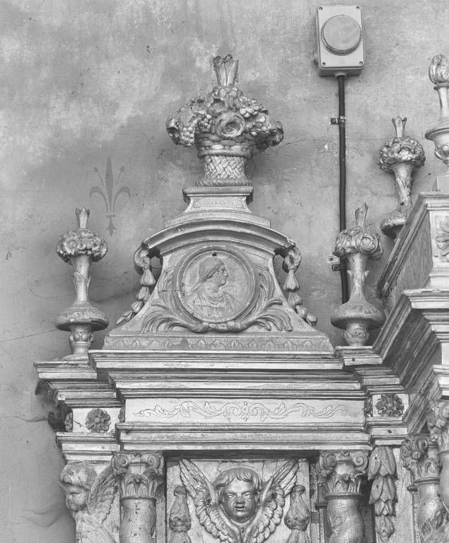 Tabernacle, détail : couronnement de l'aile gauche.