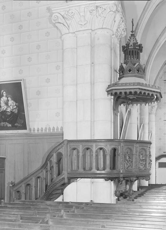 Ensemble de mobilier de style néo-roman : chaire à prêcher, confessionnaux, meuble de sacristie, lambris et placards de la sacristie