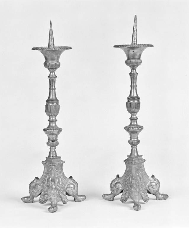 Vue de deux chandeliers.