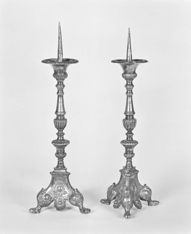 Vue de deux chandeliers.