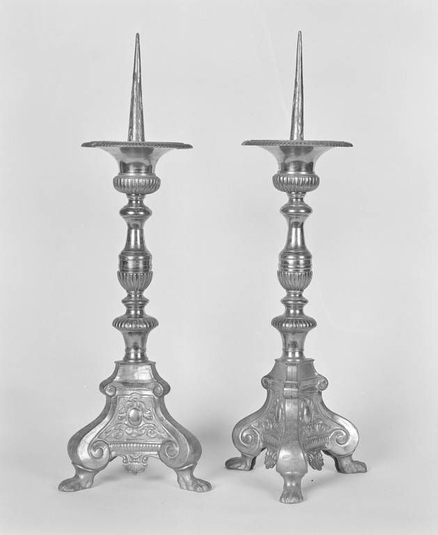 Vue de deux chandeliers.