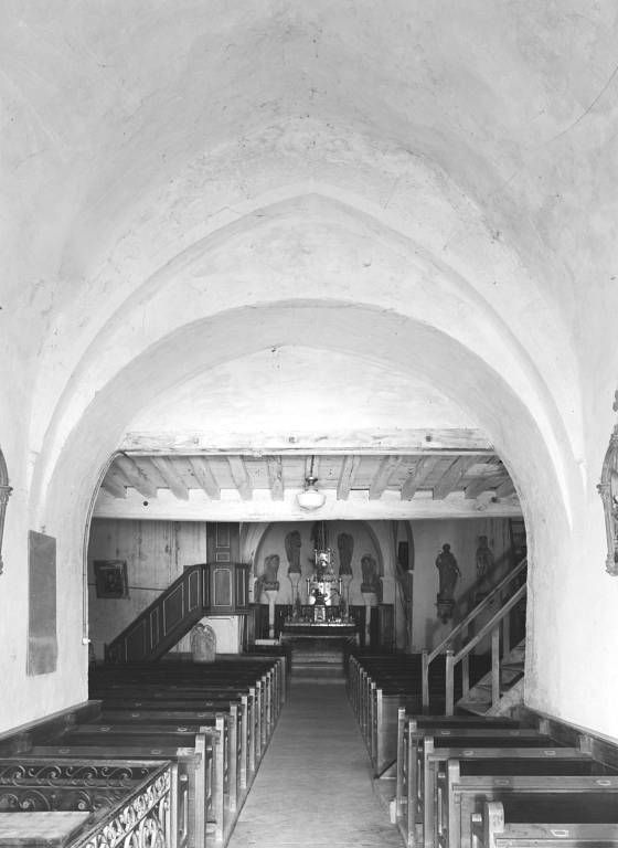 Vestibule et nef, vue depuis l'entrée.