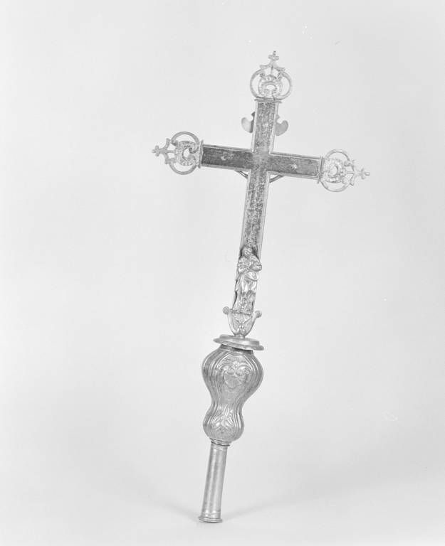 Croix de procession et croix d'autel