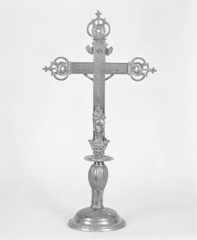 Croix d'autel : revers.