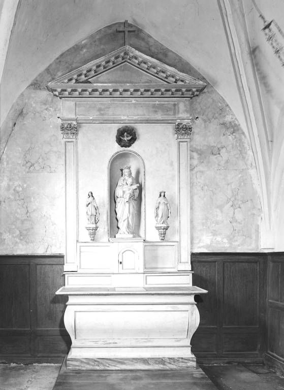 Ensemble de deux autels secondaires, deux tabernacles et un retable