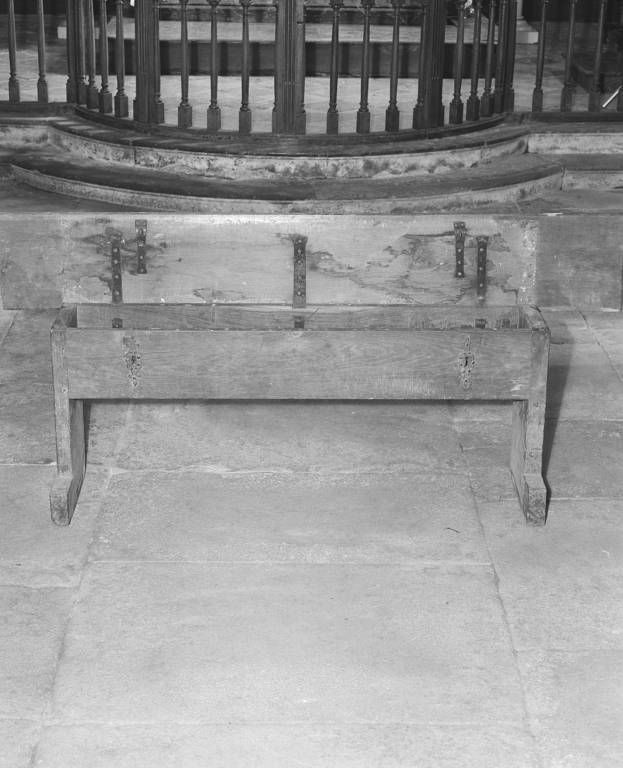 Banc-coffre ouvert.