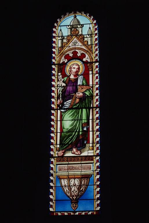 Ensemble de 12 verrières figurées et décoratives : Vierge à l'Enfant, saint Pierre, saint Joseph