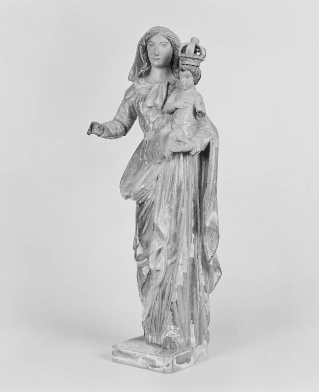 Statuette : trois-quarts gauche.