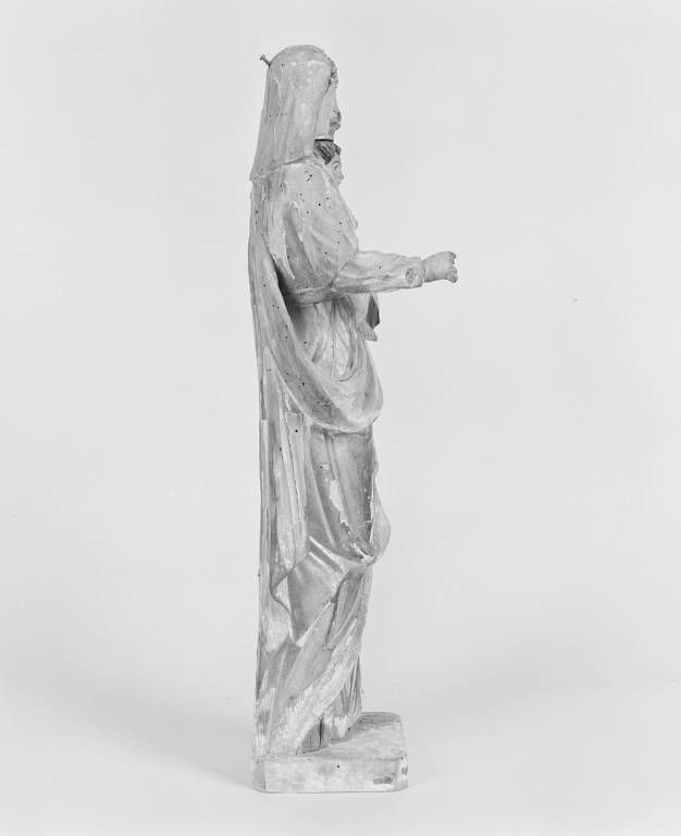 Statuette : profil droit.