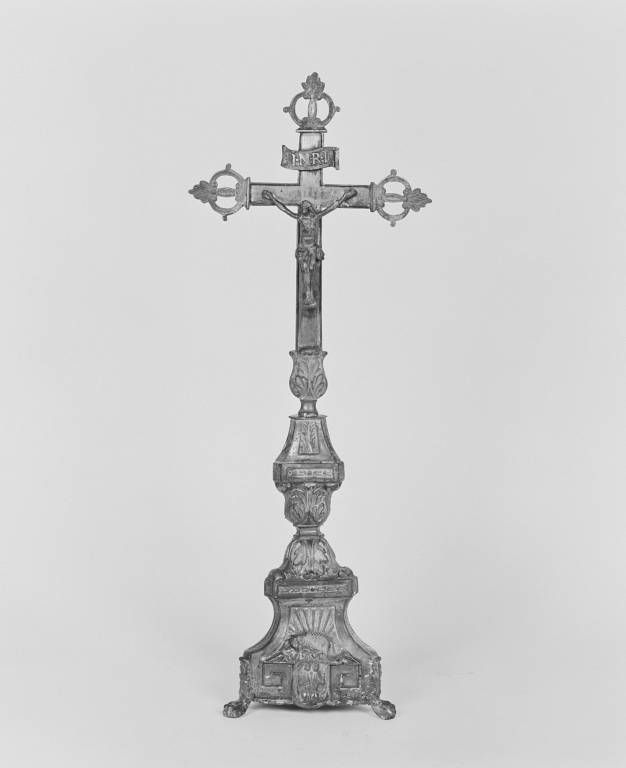Ensemble d'une croix et de quatre chandeliers d'autel