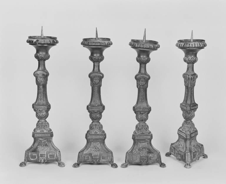 Ensemble de 4 chandeliers.