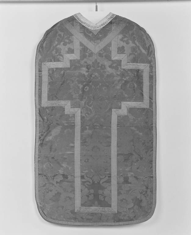 Chasuble violette.