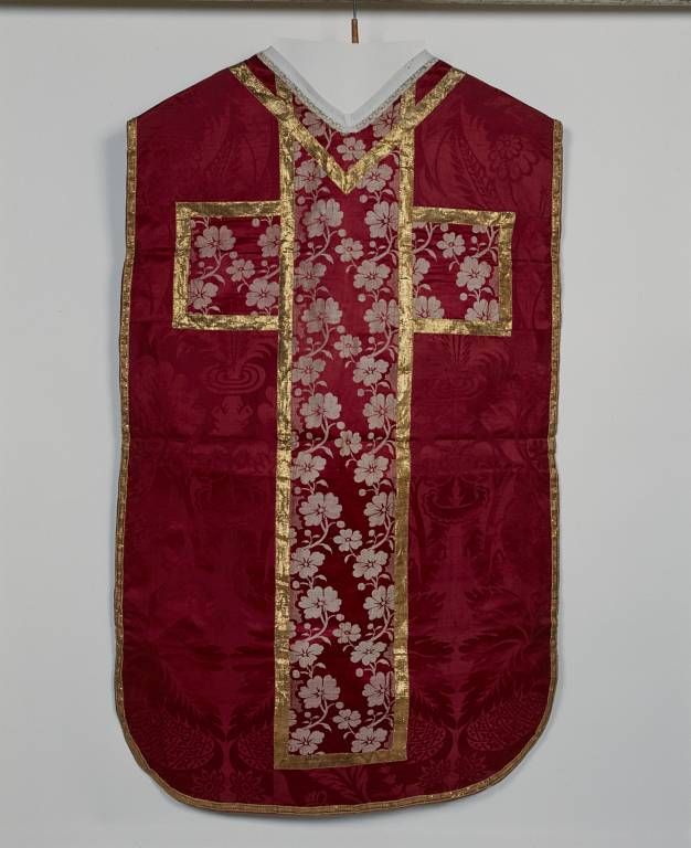 Ornement rouge : chasuble, étole, manipule et bourse de corporal